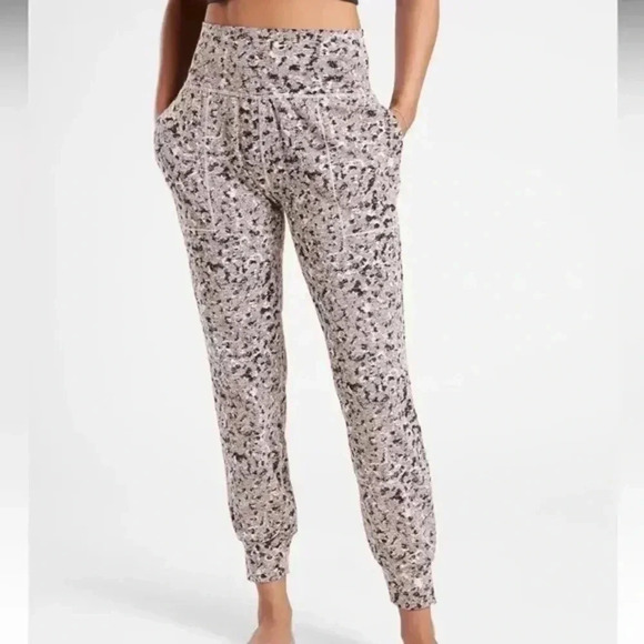 NWOT Athleta Salutation Textured Jogger in Meadow Decadent Chocolate - Picture 1 of 7